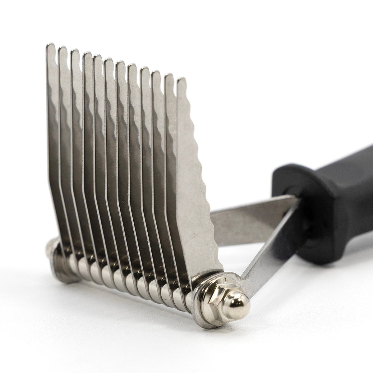 Jeffers dematting rake, close-up of the serrated blade row mounted on its steel axle