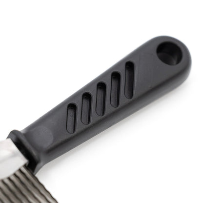 Jeffers dematting comb, close-up of the black grooved handle with hanging hole