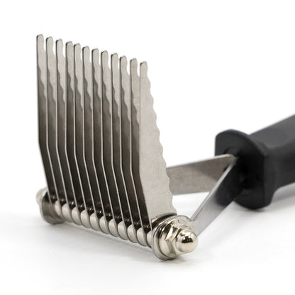 Jeffers dematting rake, close-up of the serrated blade row mounted on its steel axle